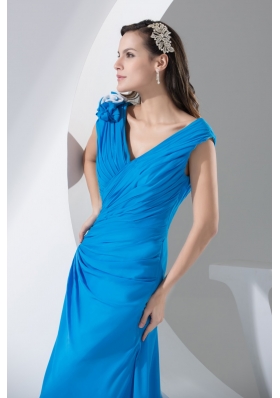 Blue Ruched V-neck Prom Dresses with Handmade Flower