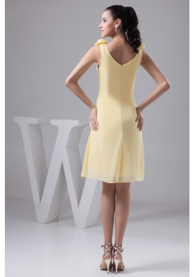 Scoop Neck Knee-length Column Yellow Prom Dress with Handmade Flower