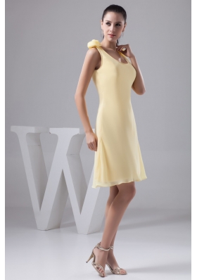 Scoop Neck Knee-length Column Yellow Prom Dress with Handmade Flower