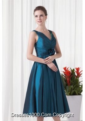 V-neck Teal Graduation Dresses with Ruching in Knee-length