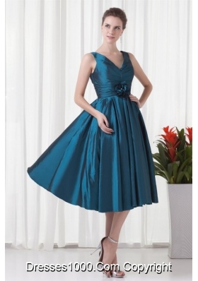 V-neck Teal Graduation Dresses with Ruching in Knee-length