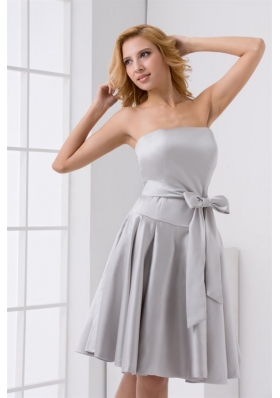 2013 Modest Grey Strapless Knee-length Prom Gowns with Bowknot