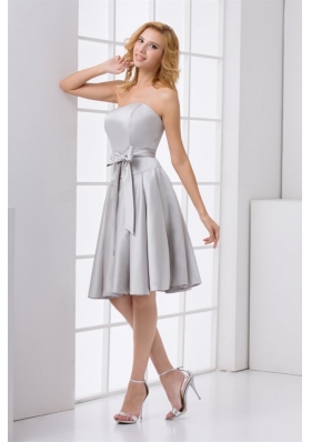 2013 Modest Grey Strapless Knee-length Prom Gowns with Bowknot