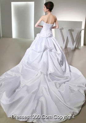 Luxurious Ball Gown Strapless Wedding Dress with Appliques and Ruching