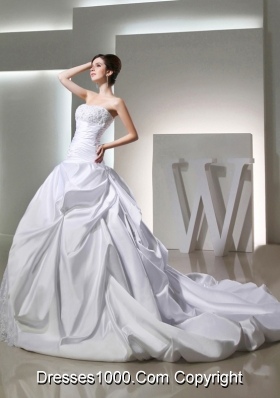 Luxurious Ball Gown Strapless Wedding Dress with Appliques and Ruching