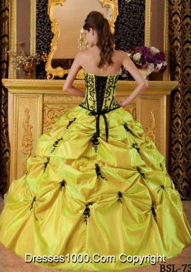 Elegant Yellow Strapless Embroidery Taffeta Quinceanera Dresses