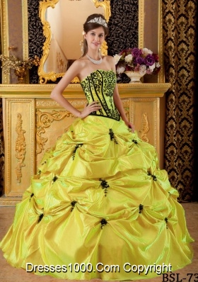 Elegant Yellow Strapless Embroidery Taffeta Quinceanera Dresses