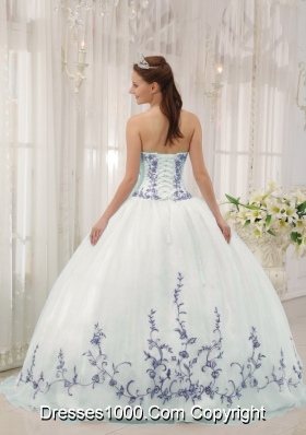 White Puffy Sweetheart Quincenera Dresses with Purple Embroidery