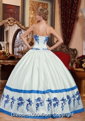 White Puffy Sweetheart Blue Appliques Dresses For a Quince