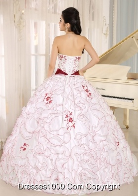 White Organza Strapless Dresses For Quinceaneras with Red Embroidery Decorate