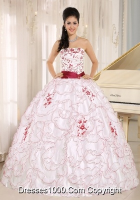 White Organza Strapless Dresses For Quinceaneras with Red Embroidery Decorate