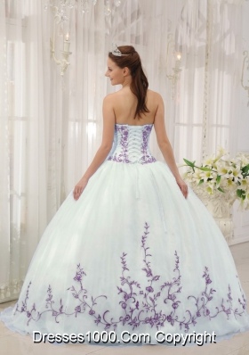 White Puffy Sweetheart Sweet 16 Dresses with Embroidery