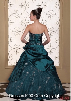 Exclusive Princess 2014 Quinceanera Gowns Dresses with Embroidery