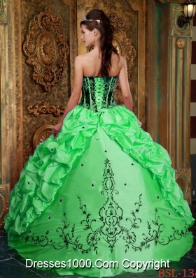 2014 Pretty Ball Gown Strapless Taffeta Sweet 16 Dresses with Embroidery