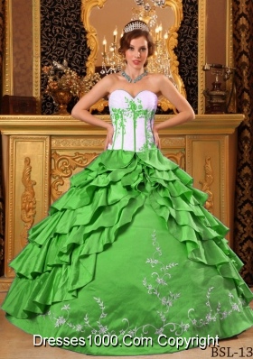 2014 Sweetheart Quinceanera Dresses with Ruffles And Embroidery