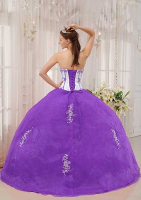 White and Purple Puffy Sweetheart Organza Quinceanera Gowns with Appliques