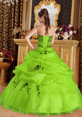 2014 Elegant Embroidery Quinceanera Dress in Yellow Green Puffy Sweetheart