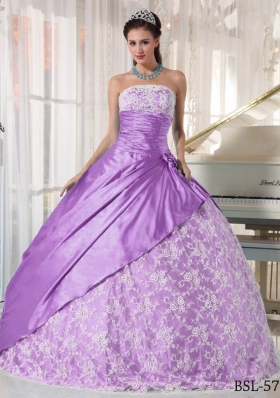 Elegant Ball Gown Strapless Lace Dresses For a Quince