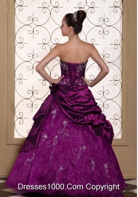 2014 Modest Embroidery Decorate Beauty Quinceanera Dress with Strapless