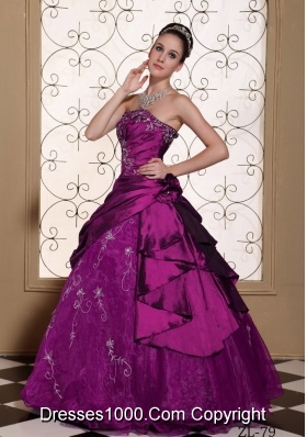 2014 Modest Embroidery Decorate Beauty Quinceanera Dress with Strapless