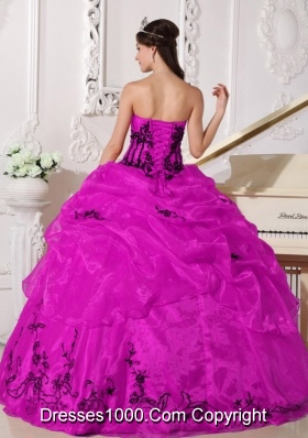 Strapless Fuchsia Organza Quinceanera Gowns with Black Appliques