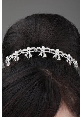 Unique and Gorgeous Tiara and Necklace in Pearl and Alloy