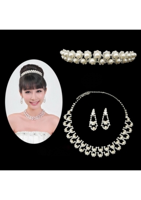 Dignified Jewelry Set Including Necklace And Tiara