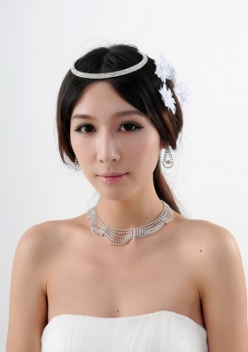 Fashionable Bracelet with Crystal Necklace and Earing Jewelry Set