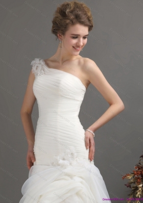 2015 Modest One Shoulder Wedding Dresses with Ruching and Hand Made Flowers