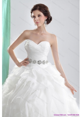 2015 White Sweetheart Ruching Wedding Dresses with Brush Train and Beading