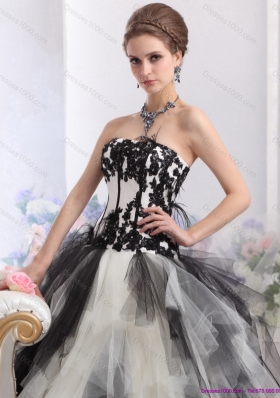 2015 Pretty White and Black Strapless Quinceanera Dresses with Appliques