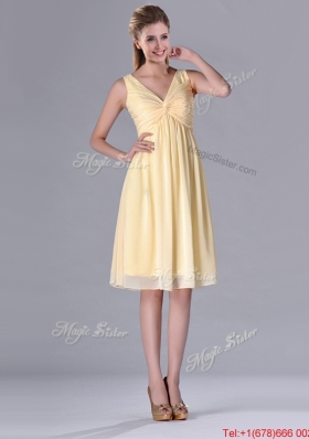 Empire Light Yellow V Neck Knee Length Short Dama Dress with Ruching