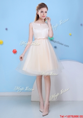 2017 Fashionable Scoop Champagne Short Dama Dress with Bowknot