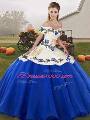 Hot Sale Organza Off The Shoulder Sleeveless Lace Up Embroidery and Ruffles Quince Ball Gowns in Blue And White