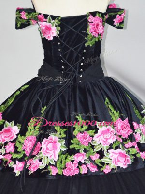 Black Sleeveless Embroidery Lace Up Quince Ball Gowns