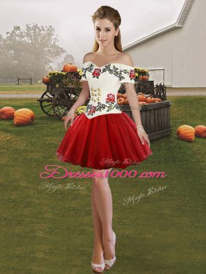 White And Red Off The Shoulder Lace Up Embroidery Quinceanera Gowns Sleeveless