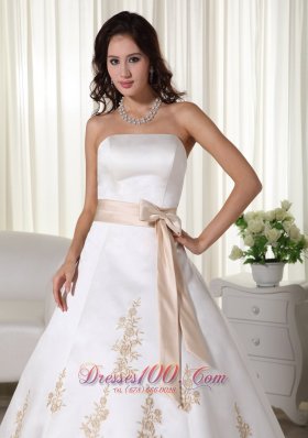 Romantic Strapless Satin Appliques Bridal Dresses