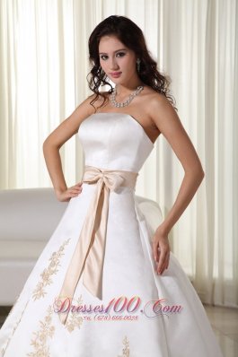 Romantic Strapless Satin Appliques Bridal Dresses