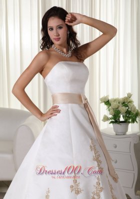 Romantic Strapless Satin Appliques Bridal Dresses