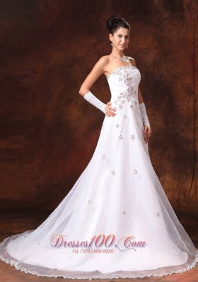 Attractive Strapless Organza Wedding Dress