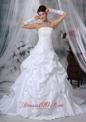 Amazing Strapless Taffeta Appliques Wedding Dress