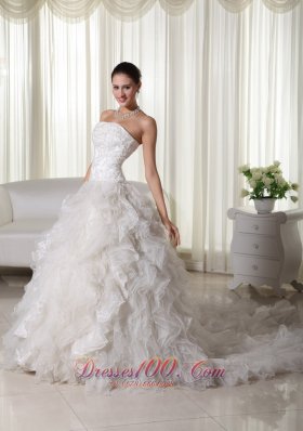 Lovely Strapless Organza Appliques Wedding Dress