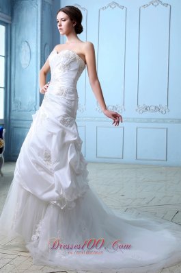 Sweetheart Appliques And Ruch Tulle Court Train Wedding Dress