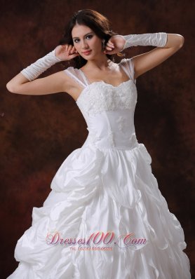 White Straps Appliques Sweetheart Neckline Wedding Gown