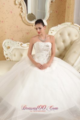 Brand New Strapless Tulle Wedding Dress with appliques