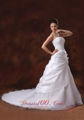 Hand Made Flower and Appliques Wedding Dress With Chapel Train