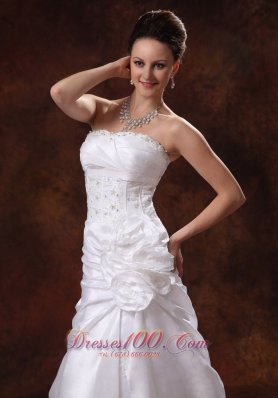 Hand Made Flower and Appliques Wedding Dress With Chapel Train