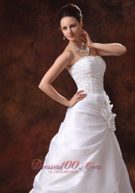 Hand Made Flower and Appliques Wedding Dress With Chapel Train