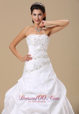 Embroidery Chapel Train Bridal Gowns Pick-ups Taffeta