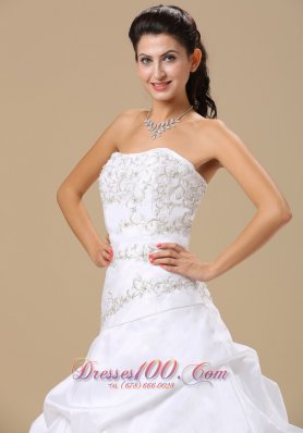 Embroidery Chapel Train Bridal Gowns Pick-ups Taffeta